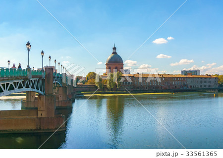 View of Saint-Pierre Bridge in Toulouse 33561365