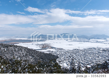 八幡山から俯瞰する雪の大中干拓地方面と西の湖 八幡山から俯瞰する雪の大中干拓地方面と西の湖 33562093