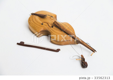Old vintage wooden broken violin with bows 33562313