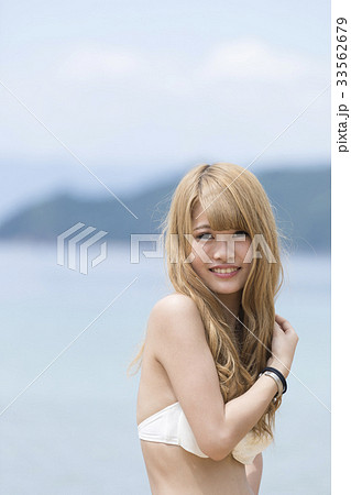 浜辺の水着ギャルの写真素材