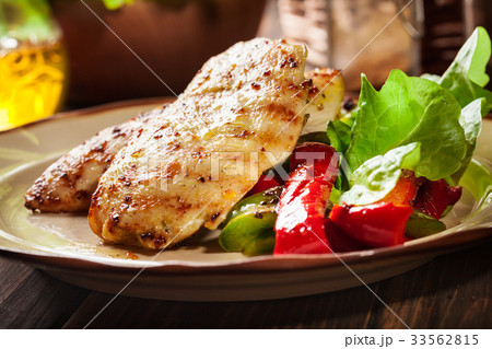 Grilled chicken breasts 33562815