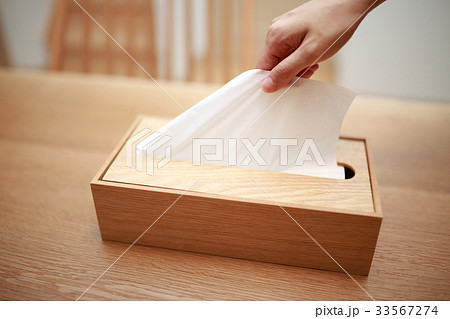 ティッシュペーパー 女性 ボディパーツ 顔なし エコロジー ちり紙 鼻紙 再利用 リサイクル の写真素材