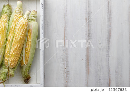Sweet corns in a wooden tray 33567628