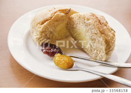multi-grain bread 33568158