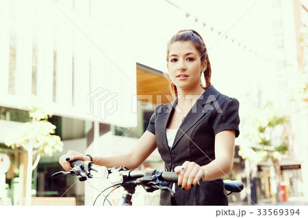 Young woman commuting on bicycle 33569394