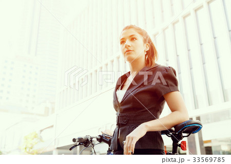 Young woman commuting on bicycle 33569785