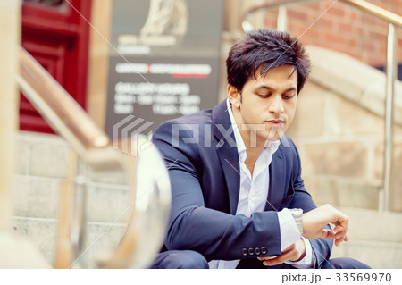 Portrait of confident businessman outdoors 33569970