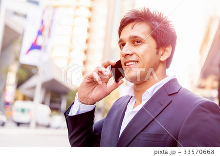Portrait of confident businessman outdoors 33570668
