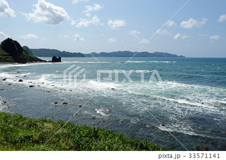 津軽半島の権現崎　夏雲と奥津軽の日本海 33571141