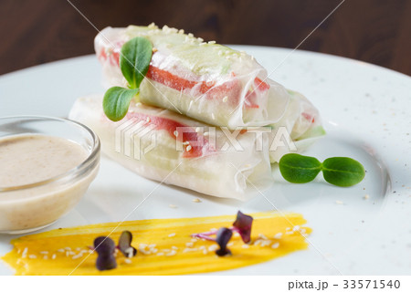 spring rolls 33571540