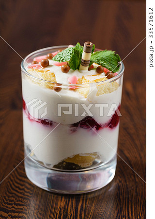 berry dessert berry dessert 33571612