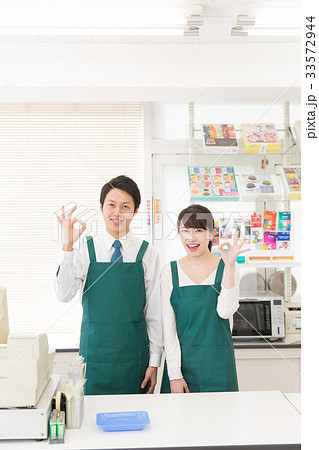 店員 レジ コンビニ 男女 OK 33572944