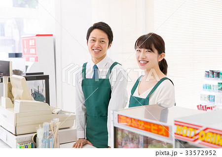 店員 レジ コンビニ 男女 ポートレート 33572952