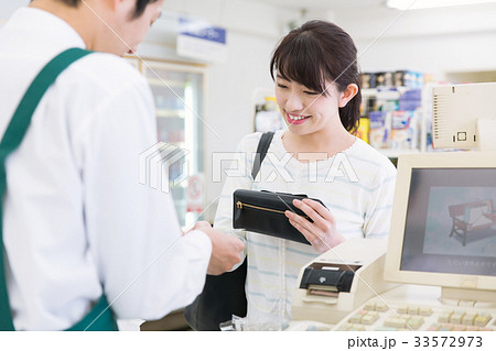コンビニ 売店 買いもの レジ 支払い 女性 33572973