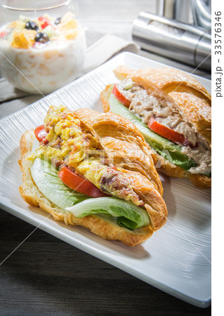 bread and toast 33576346