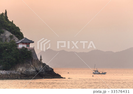 朝焼けの磐台寺 阿伏兎観音堂(広島県福山市) 朝焼けの磐台寺 阿伏兎観音堂(広島県福山市) 33576431