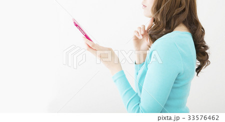 女性　スマホ　悩む　ボディーパーツ 33576462