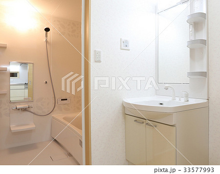 新築住宅 洗面所と浴室 33577993