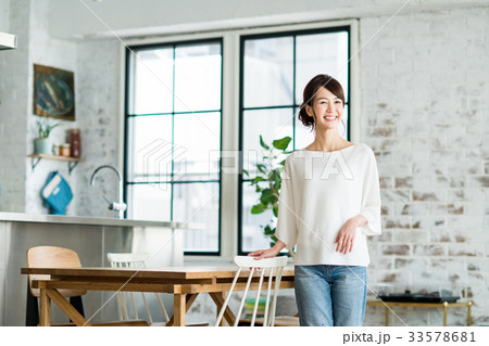 若い女性 若い女性 33578681