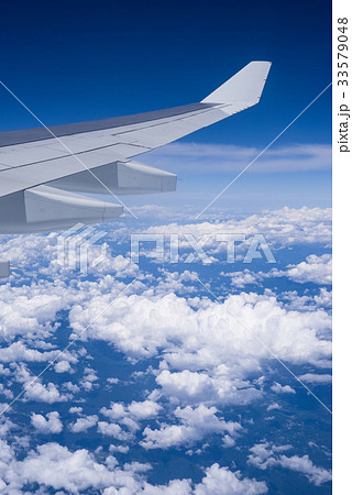 飛行機の中からの青空の写真素材