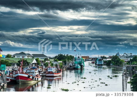 Many fishing boats docked in the canal. 33579308