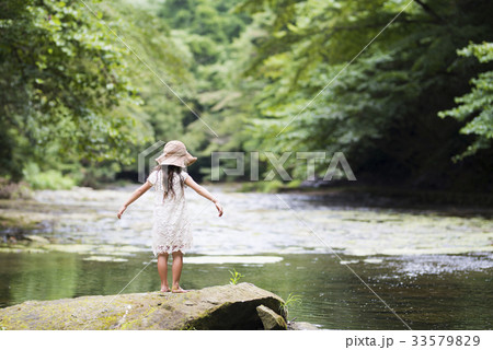 渓流で遊ぶ女の子 33579829