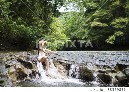 渓流で遊ぶ女の子 33579831