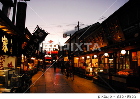夜の葛飾・帝釈天参道 33579855