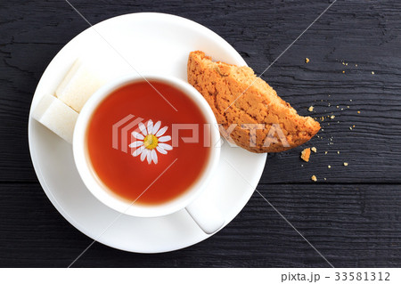 Chamomile tea with sugar with oatmeal cookies  33581312