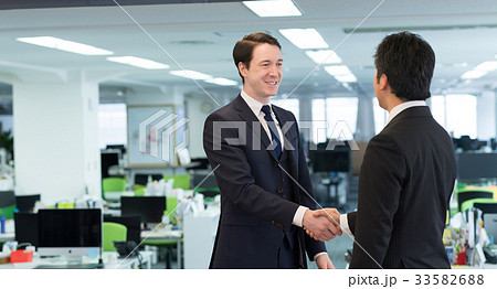 グローバル ビジネス 握手 オフィス イメージ 33582688