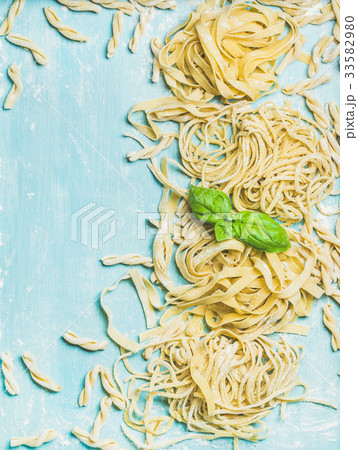 Various homemade fresh Italian pasta with flour 33582980
