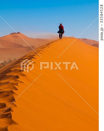 Red dune ridge walk Red dune ridge walk 33584528