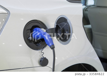 Charging the PHEV vehicle | プラグイン・ハイブリッド車の充電 33584622