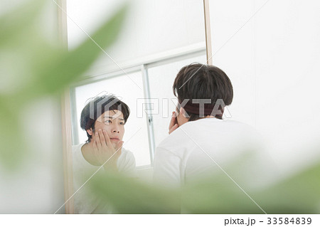 美容　鏡の前の男性 33584839