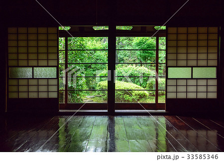 日本の昔の家。 屋内からの眺め。 日本の昔の家。 屋内からの眺め。 33585346