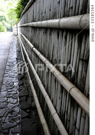 塀　古風な竹の垣根と奥へつづく小道 33585564
