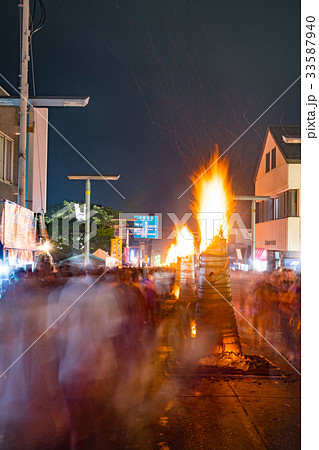 幻想的な炎と人波が魅せる吉田の火祭り 33587940