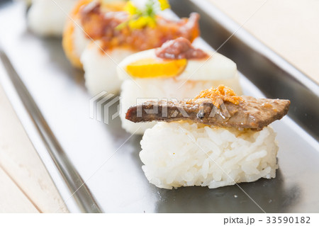 Foie gras sushi 33590182