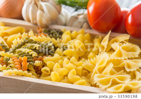 dry pasta spaghetti with ingredient 33590198