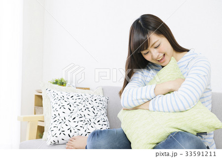 ソファーでリラックスする若い女性 ソファーでリラックスする若い女性 33591211