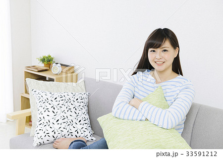 ソファーでリラックスする若い女性　 33591212