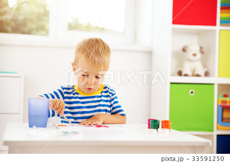 Little child drawing on the paper Little child drawing on the paper 33591250