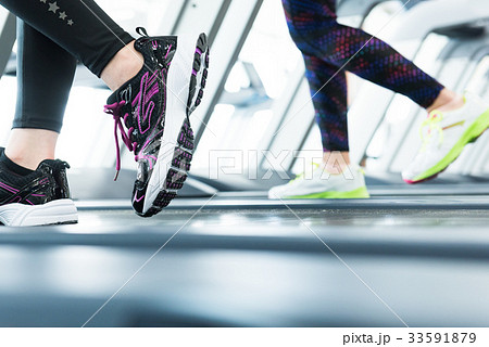 若い女性、ジム、フィットネス、ランニング 若い女性、ジム、フィットネス、ランニング 33591879