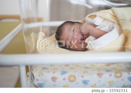 生まれたての赤ちゃん 生まれたての赤ちゃん 33592331