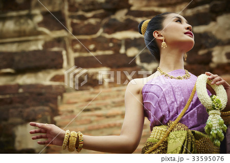 beautiful thai lady is looking at something at ayutthaya 33595076