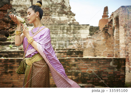 beautiful thai woman is posing with garland in ayutthaya historical park beautiful thai woman is posing with garland in ayutthaya historical park 33595100