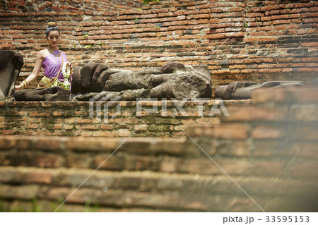 A picture of a Thai girl visiting a pagoda 33595153