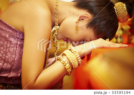 The picture of a Thai girl doing kowtow 33595194
