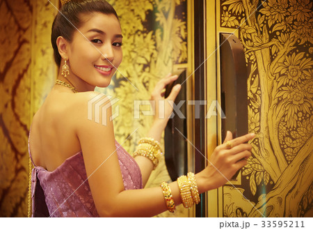 The portrait of a Thai woman standing at the entrance and smiling 33595211