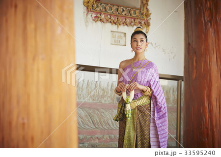 A Thai young woman is walking while thinking about something. 33595240